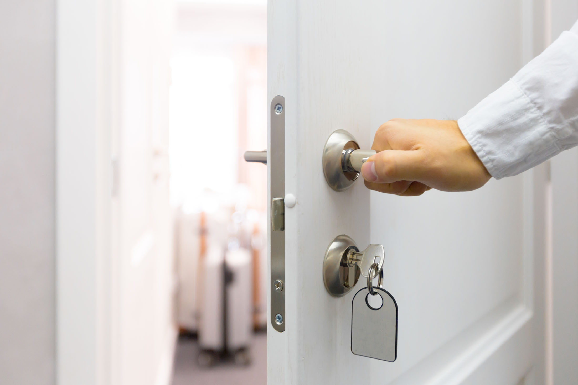 Закрыть дверь в гостинице. Проварачивающиеся дверь в отелях. Hotel Door Lock. Как закрыть дверь в отеле.